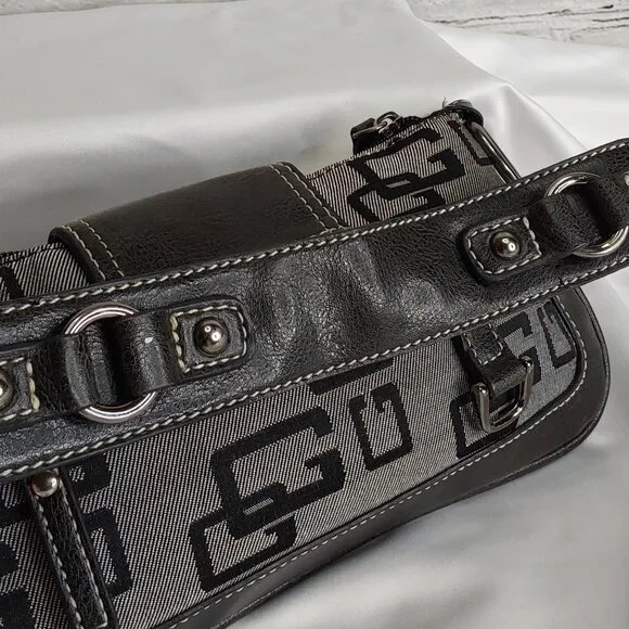 'GUESS' STUDDED MONOGRAM SHOULDER BAG SIGNATURE BIMBO BAGUETTE - Picture 5 of 16